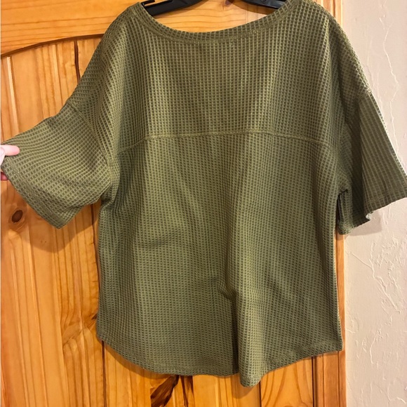 Women’s large Olive Green V-Neck Waffle Knit Top - Picture 4 of 4